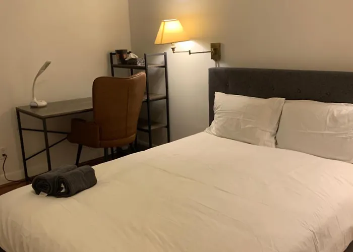 Comfortable Stay Room Close To Lawrence Ave E Restaurants And Markets