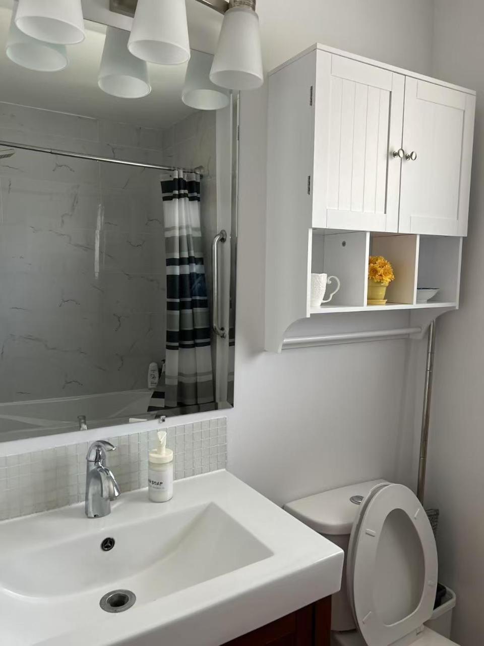 Comfortable Close To Lawrence Ave E Restaurants And Markets Guest house Toronto