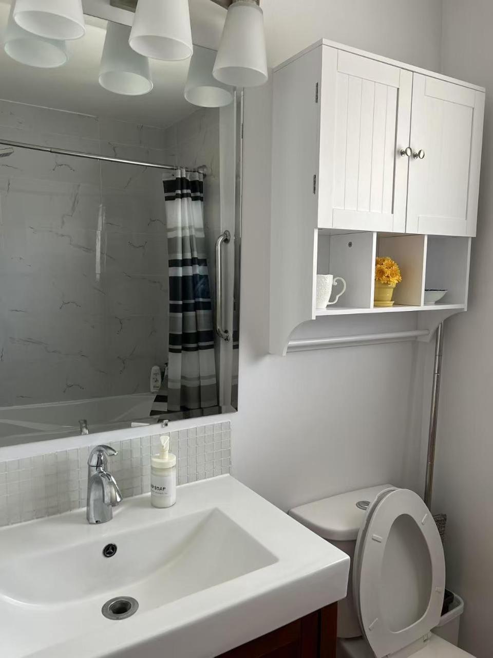 Comfortable Close To Lawrence Ave E Restaurants And Markets Guest house *