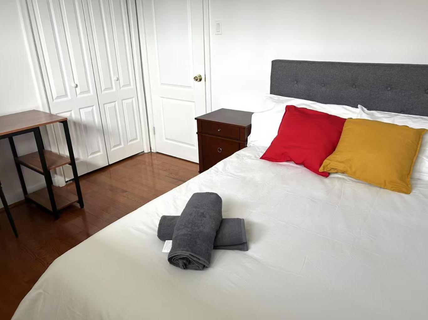 Guest house Comfortable Close To Lawrence Ave E Restaurants And Markets Toronto
