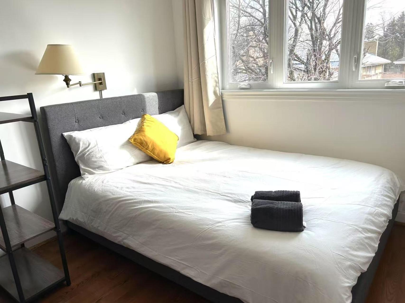 Comfortable Close To Lawrence Ave E Restaurants And Markets Guest house