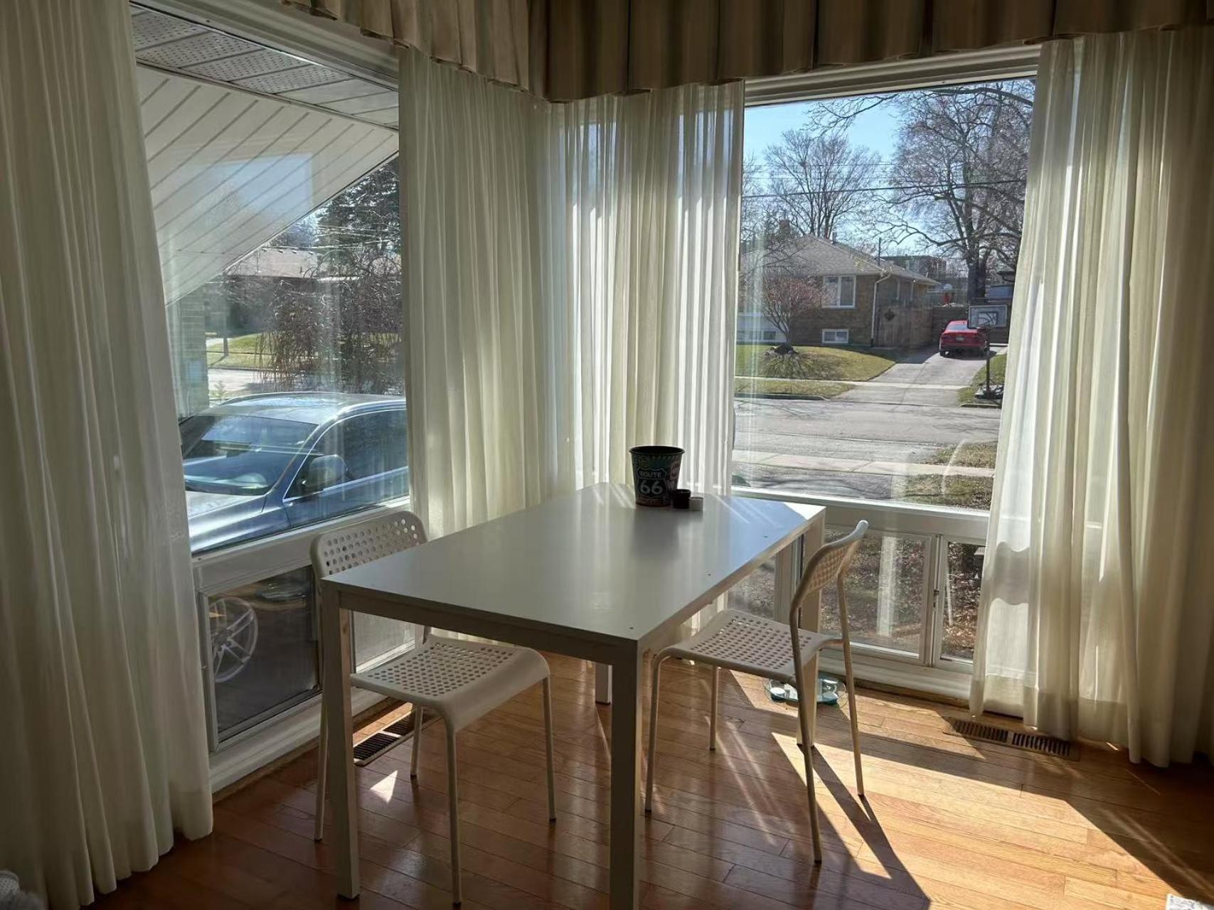 Comfortable Close To Lawrence Ave E Restaurants And Markets Guest house *