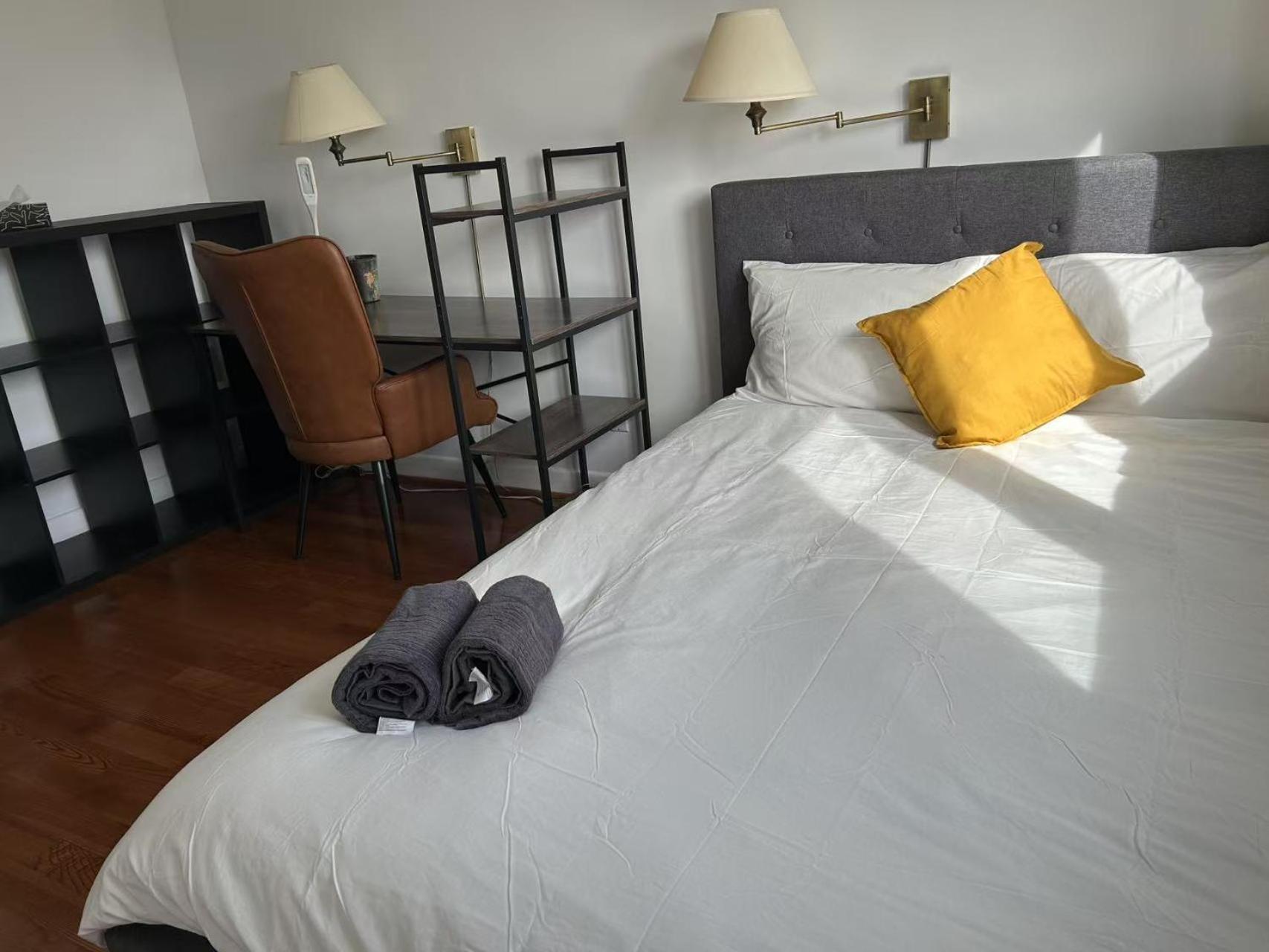 Comfortable Close To Lawrence Ave E Restaurants And Markets Guest house Toronto