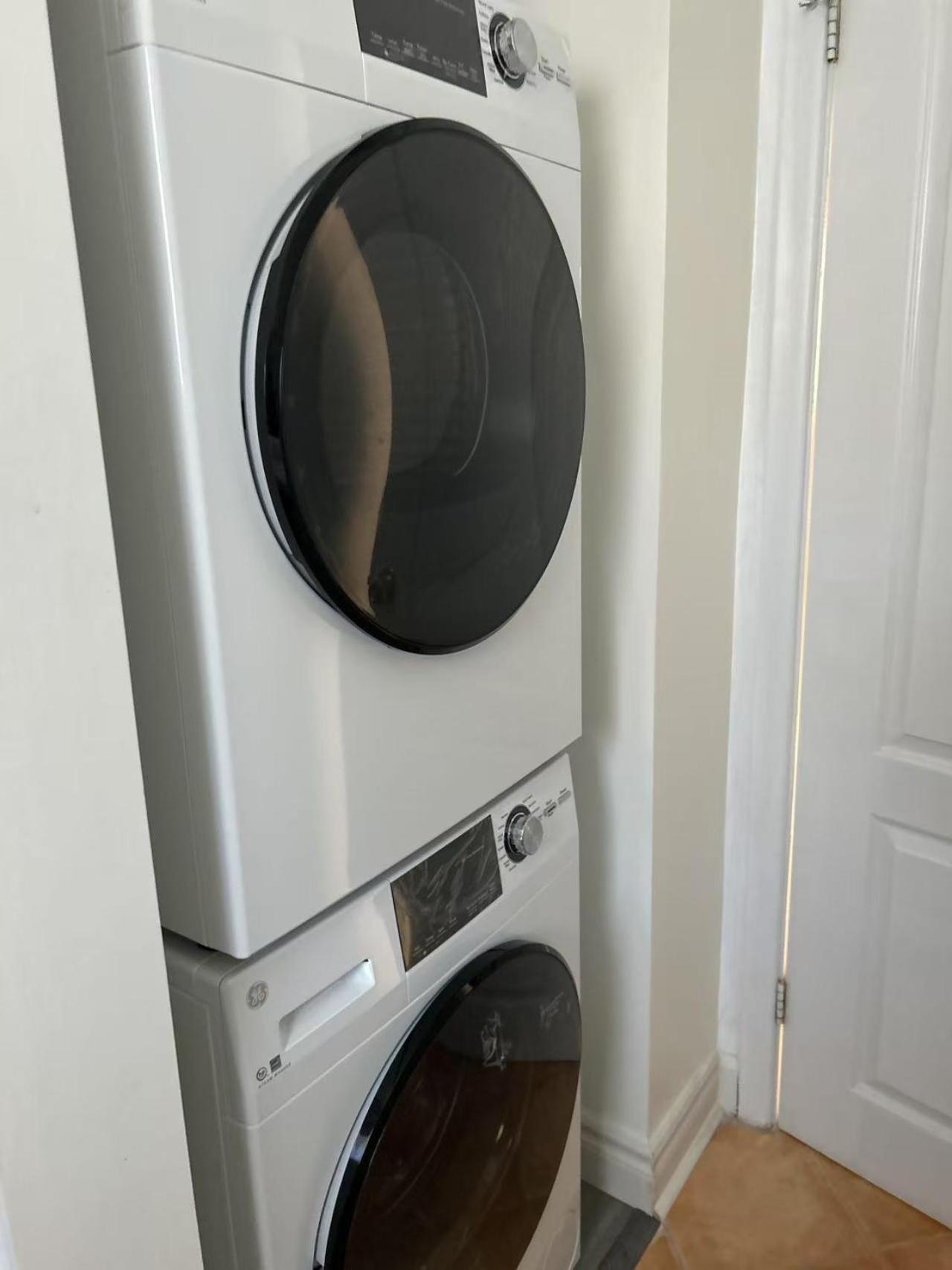 Comfortable Close To Lawrence Ave E Restaurants And Markets *