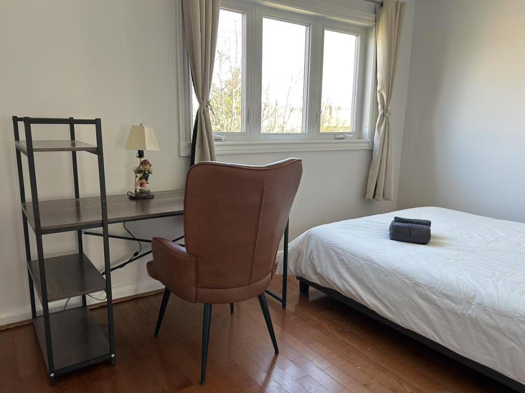 Comfortable Close To Lawrence Ave E Restaurants And Markets * Toronto