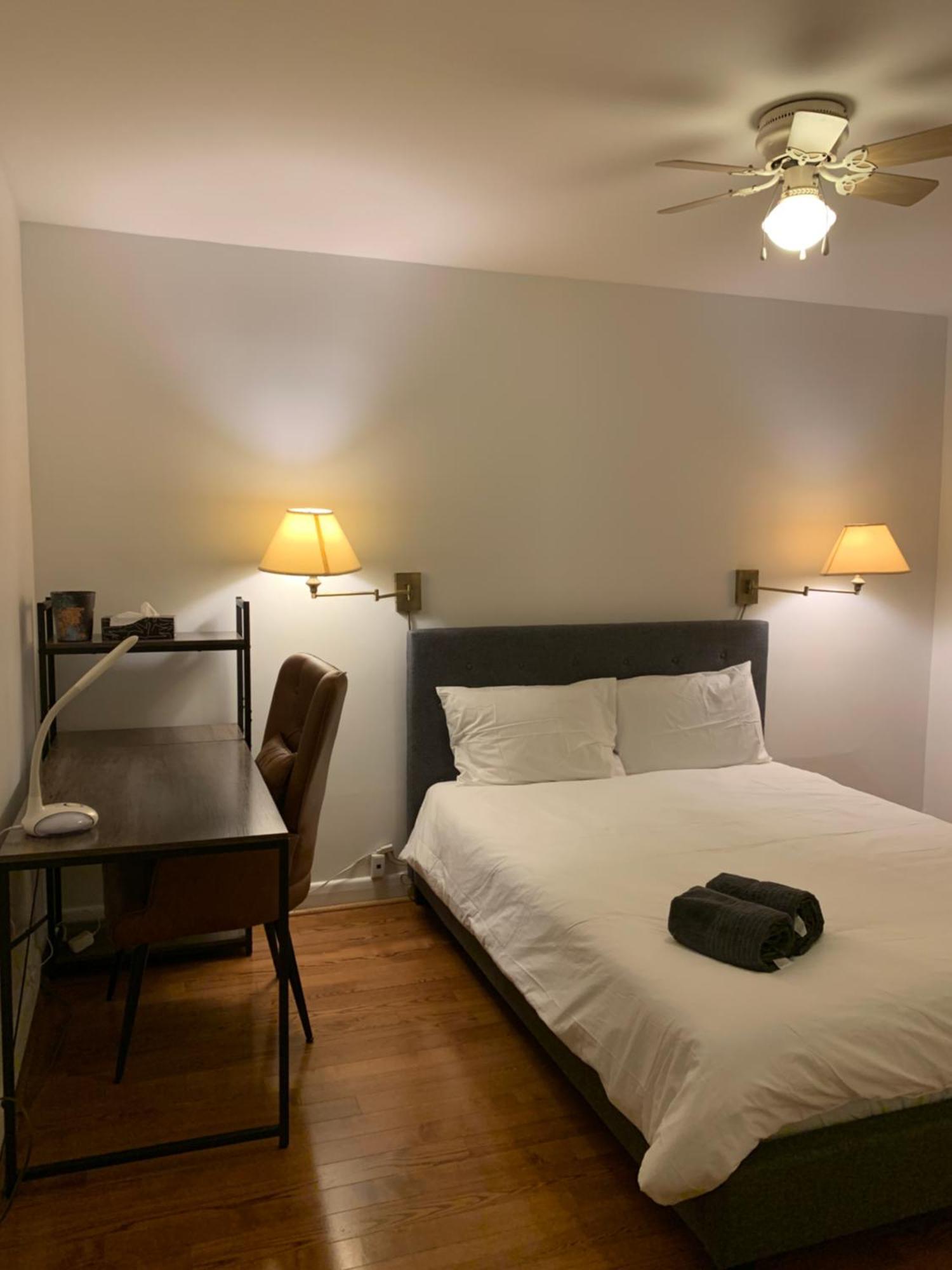 Comfortable Close To Lawrence Ave E Restaurants And Markets * Toronto