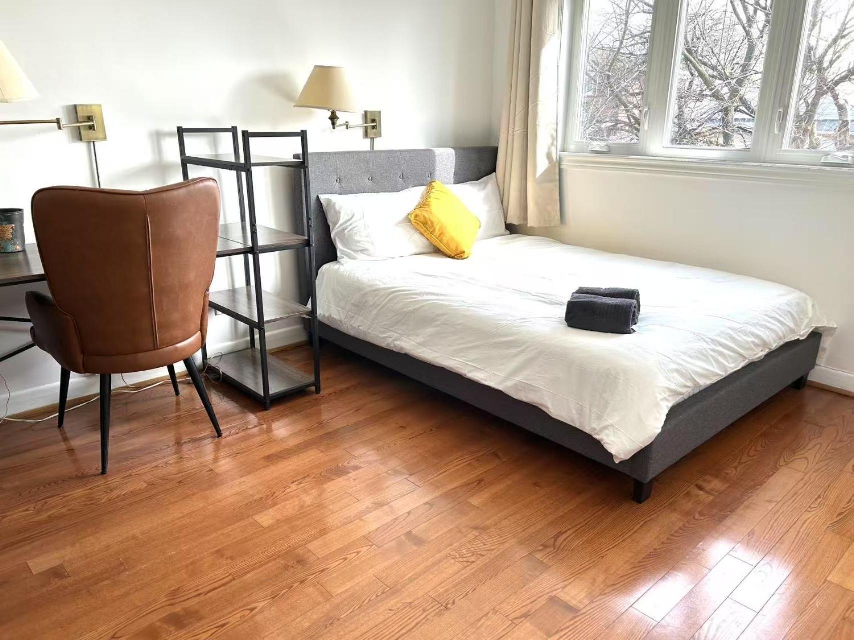 Comfortable Close To Lawrence Ave E Restaurants And Markets Guest house Toronto